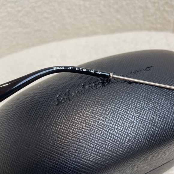 Ferragamo sunglasses new with case - Picture 3 of 3